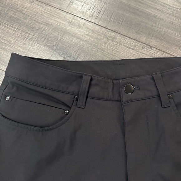 Mens Lululemon ABC Pant in Black - Picture 3 of 5